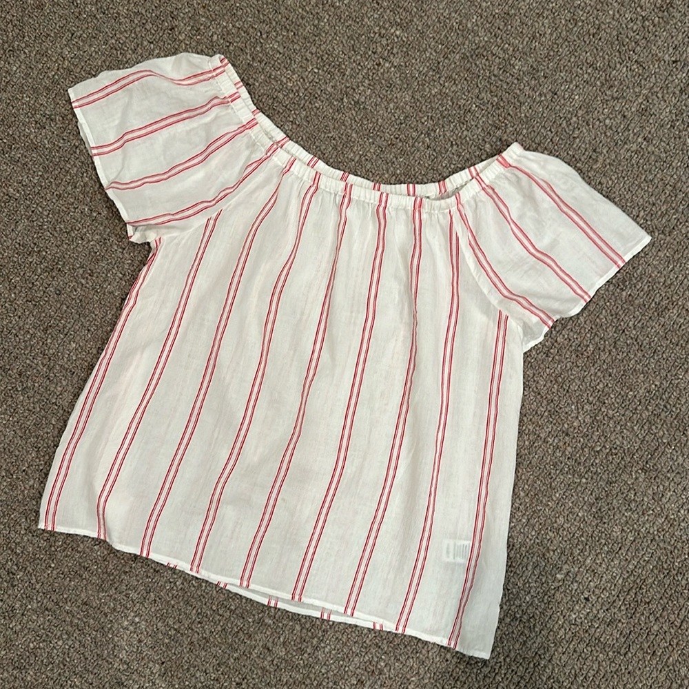 LILLA I P linen top can be worn off the shoulder or on. Such a cute cut.